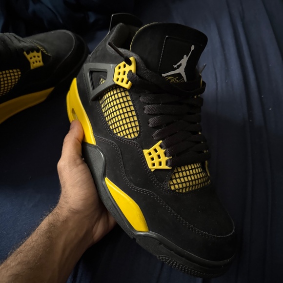 Jordan 4 Thunder - Picture 2 of 3